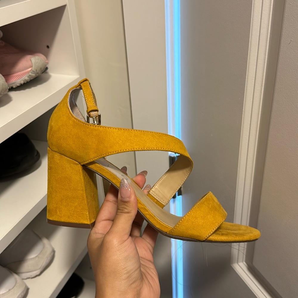 Tacón para mujer color mostaza Son Marca UNISA.